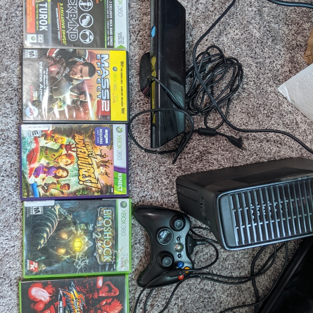 Xbox 360 S console, model 1439 TESTED MINT CONDITION BLACK + KINECT SENSOR